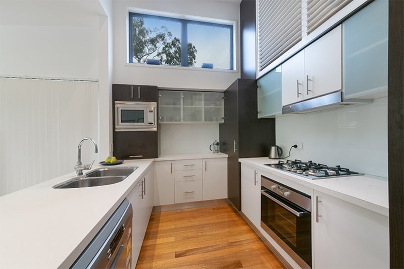 Photo - 2/15 Rennie Street, Indooroopilly QLD 4068 - Image 3