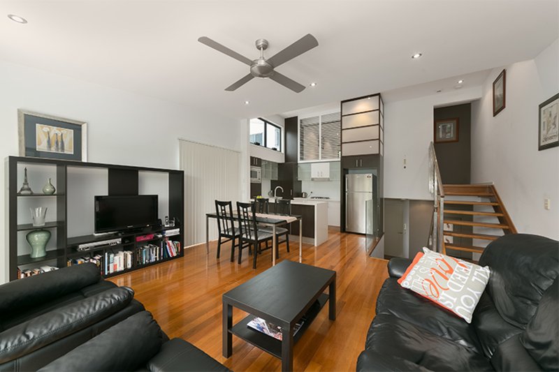 Photo - 2/15 Rennie Street, Indooroopilly QLD 4068 - Image 4