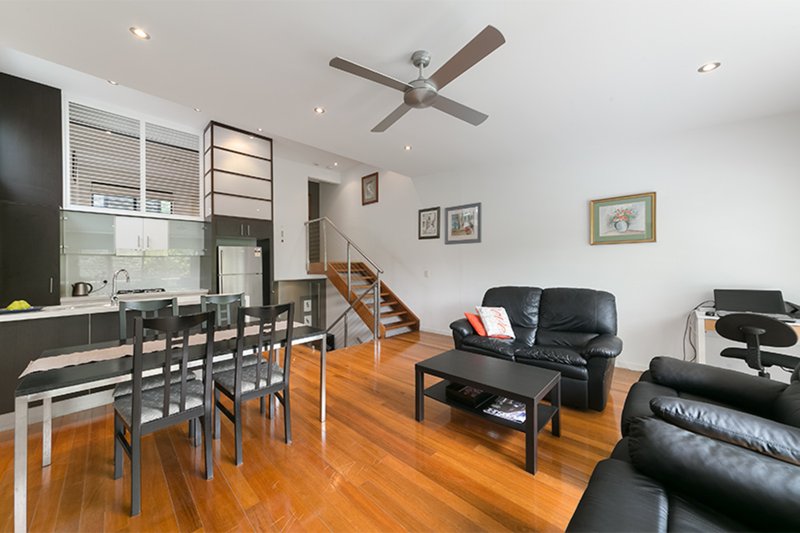 Photo - 2/15 Rennie Street, Indooroopilly QLD 4068 - Image 5