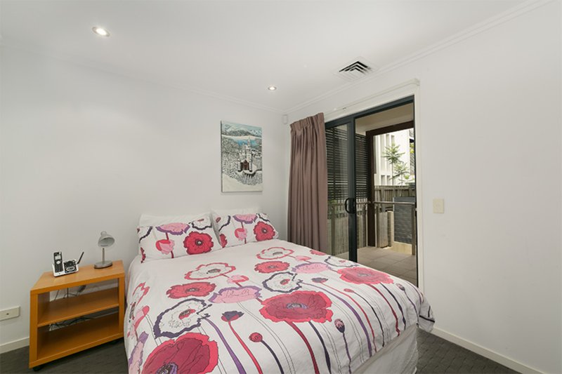 Photo - 2/15 Rennie Street, Indooroopilly QLD 4068 - Image 9