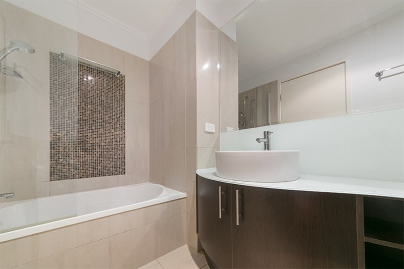 Photo - 2/15 Rennie Street, Indooroopilly QLD 4068 - Image 10