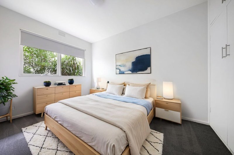 Photo - 2/15 Rosstown Road, Carnegie VIC 3163 - Image 4