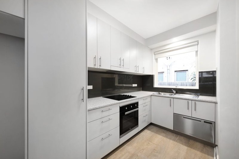 Photo - 2/15 Rosstown Road, Carnegie VIC 3163 - Image 5
