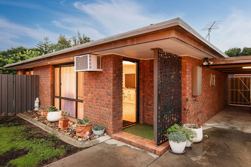 Photo - 2/15 Sinnett Court, Wodonga VIC 3690 - Image 2