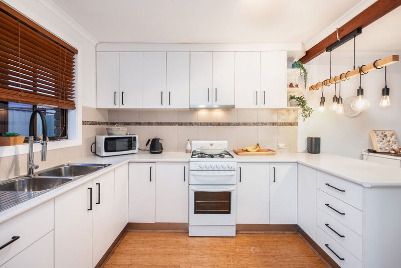 Photo - 2/15 Sinnett Court, Wodonga VIC 3690 - Image 3