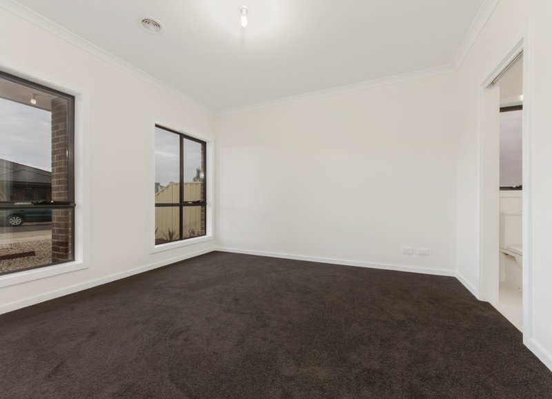 Photo - 2/15 Skipton Street, Kurunjang VIC 3337 - Image 6