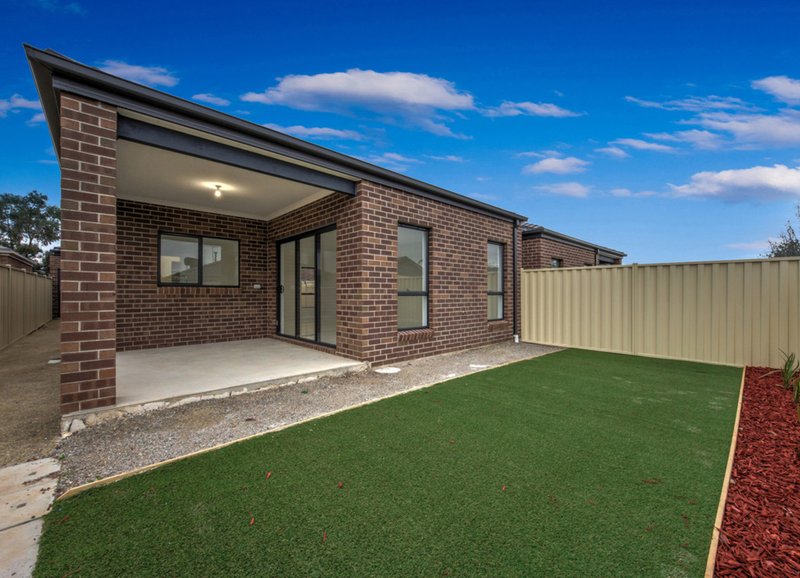 Photo - 2/15 Skipton Street, Kurunjang VIC 3337 - Image 8