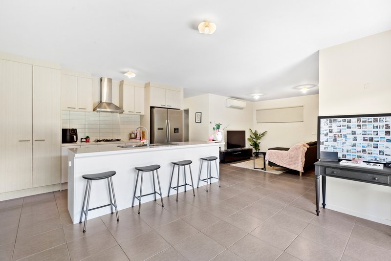 Photo - 21/5 Thomas Carr Drive, Tarneit VIC 3029 - Image 3