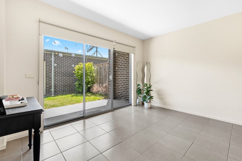 Photo - 21/5 Thomas Carr Drive, Tarneit VIC 3029 - Image 5