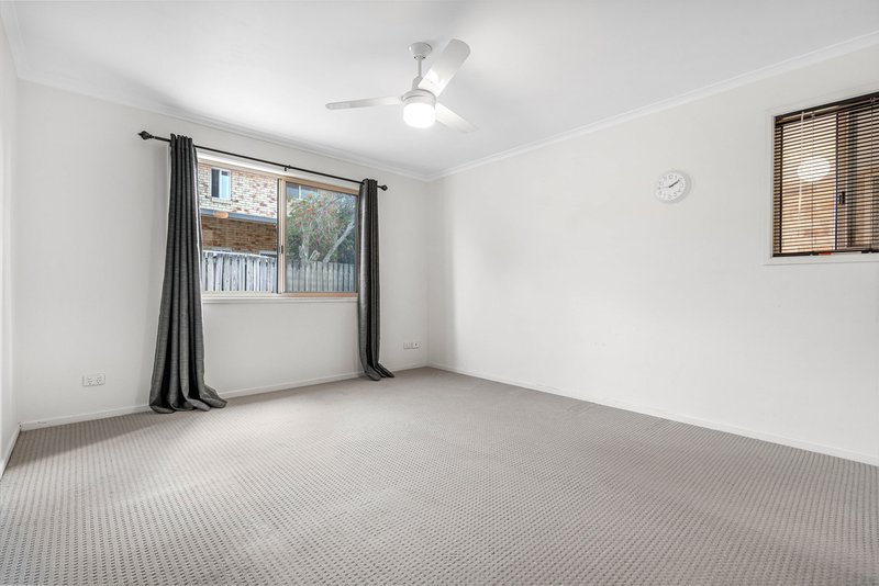 Photo - 2/15 Worthing Street, Wynnum QLD 4178 - Image 6