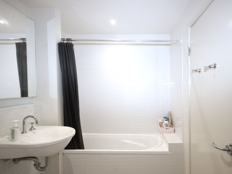 Photo - 215/64 Macquarie Street, Teneriffe QLD 4005 - Image 10