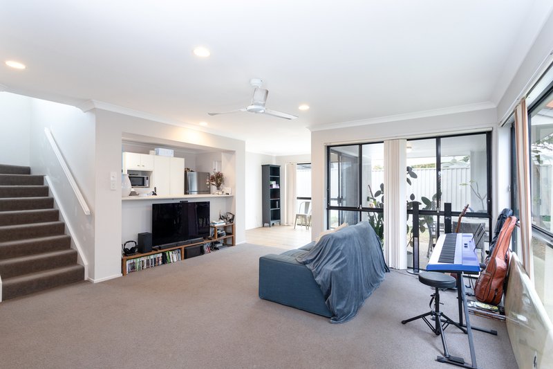Photo - 2/16-18 Gardendale Crescent, Burleigh Waters QLD 4220 - Image 3