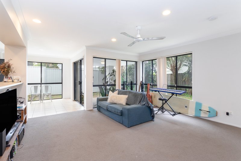 Photo - 2/16-18 Gardendale Crescent, Burleigh Waters QLD 4220 - Image 13