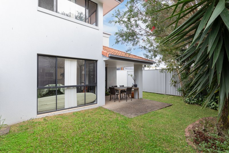 Photo - 2/16-18 Gardendale Crescent, Burleigh Waters QLD 4220 - Image 16