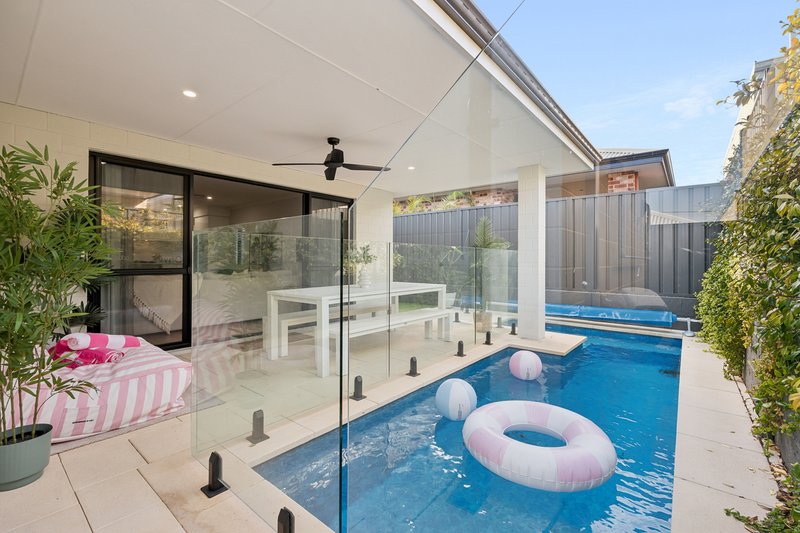 Photo - 216 Bridgewater Drive, Kallaroo WA 6025 - Image 2