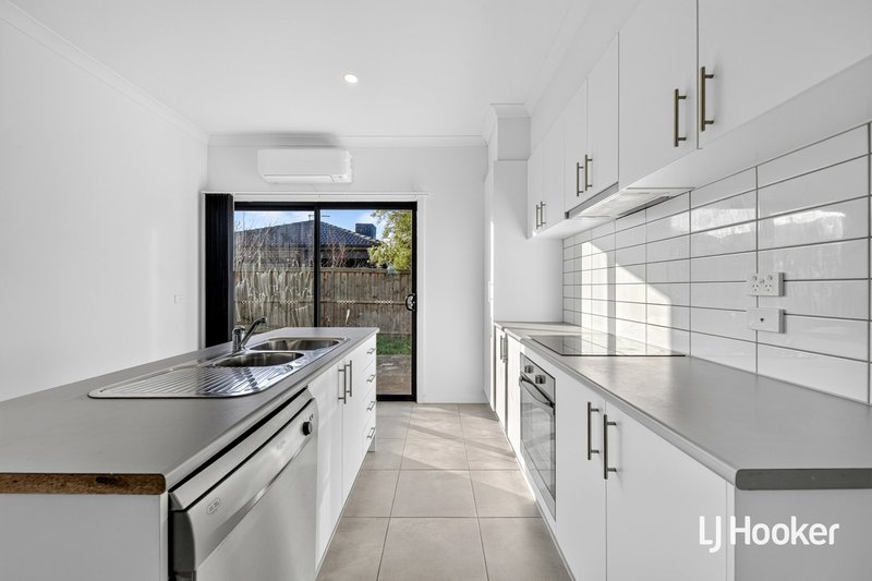Photo - 2/16 Chevron Street, Tarneit VIC 3029 - Image 5
