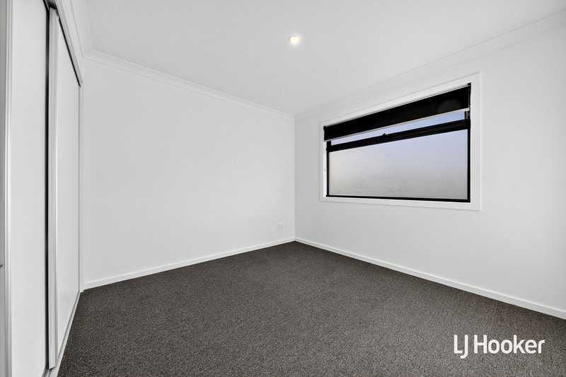 Photo - 2/16 Chevron Street, Tarneit VIC 3029 - Image 9
