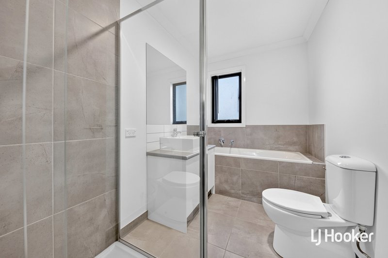 Photo - 2/16 Chevron Street, Tarneit VIC 3029 - Image 11