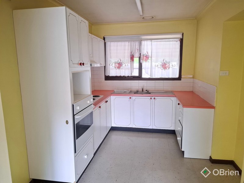 Photo - 2/16 Doolan Street, Werribee VIC 3030 - Image 2