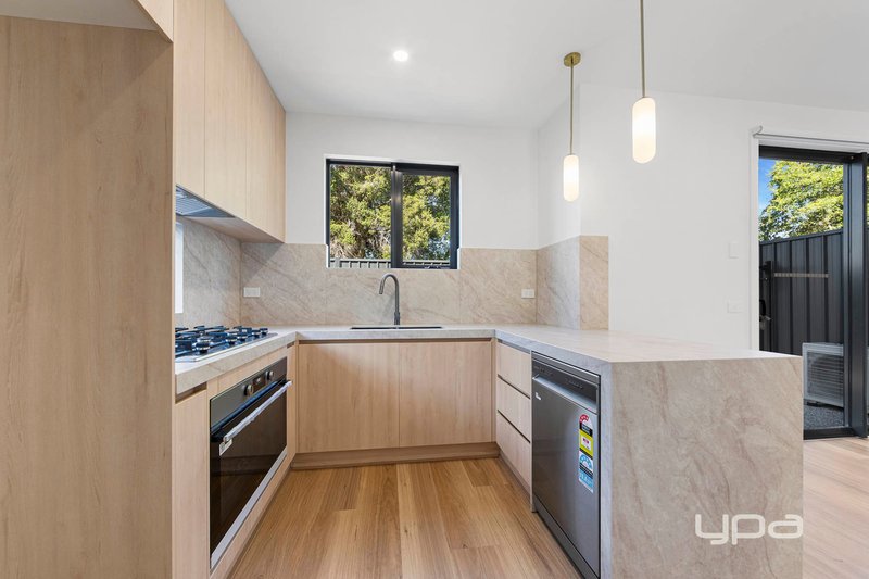 Photo - 2/16 Lester Avenue, St Albans VIC 3021 - Image 4