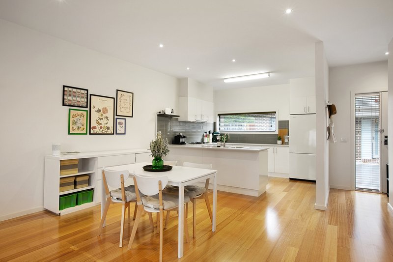 Photo - 2/16 Lyonsville Avenue, Preston VIC 3072 - Image 5
