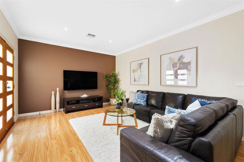 Photo - 2/16 Maple Street, Mount Waverley VIC 3149 - Image 2