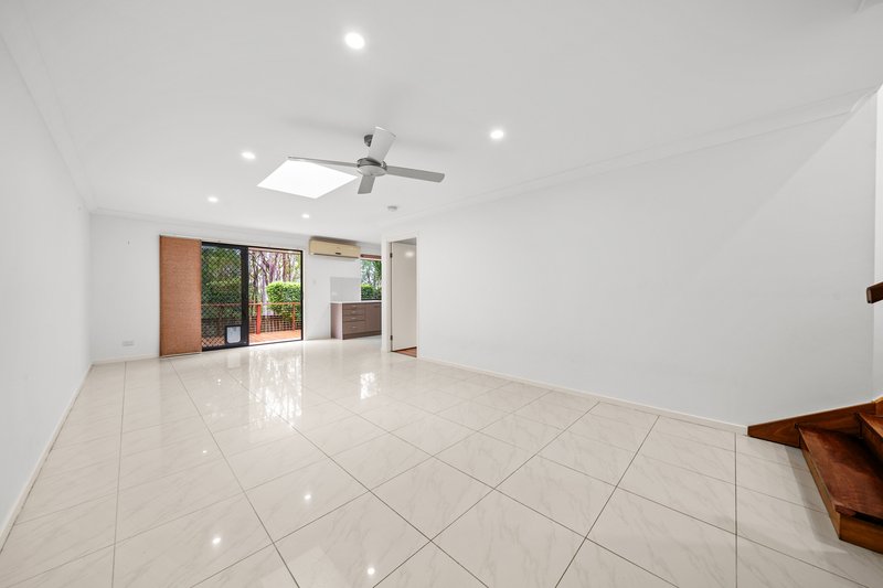 Photo - 2/16 Penrhyn Street, Pacific Pines QLD 4211 - Image 6