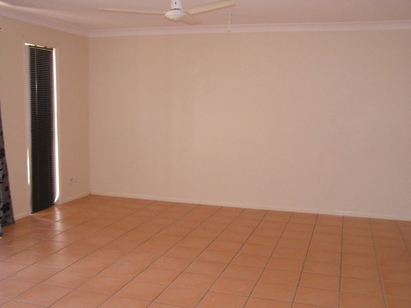 Photo - 2/16 Swan St , Beerwah QLD 4519 - Image 3