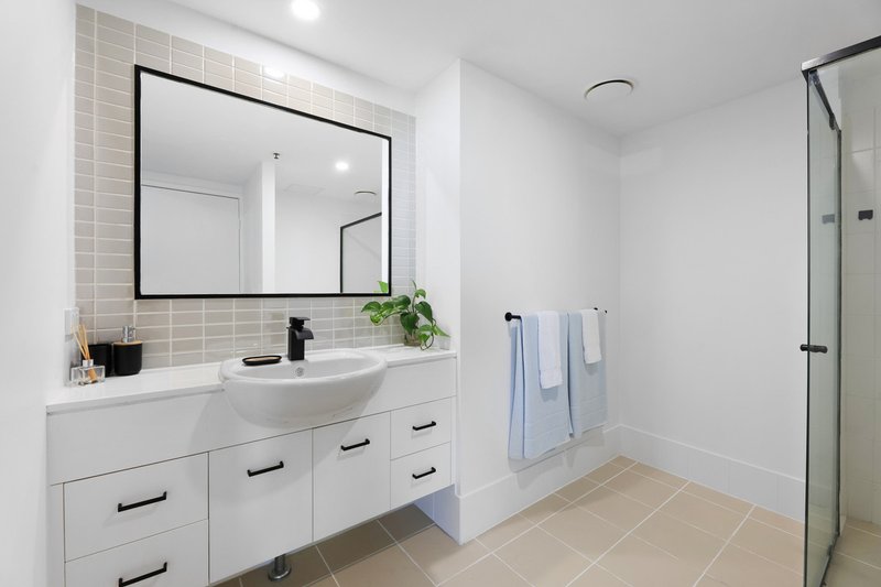 Photo - 216/105 Scarborough Street, Southport QLD 4215 - Image 11
