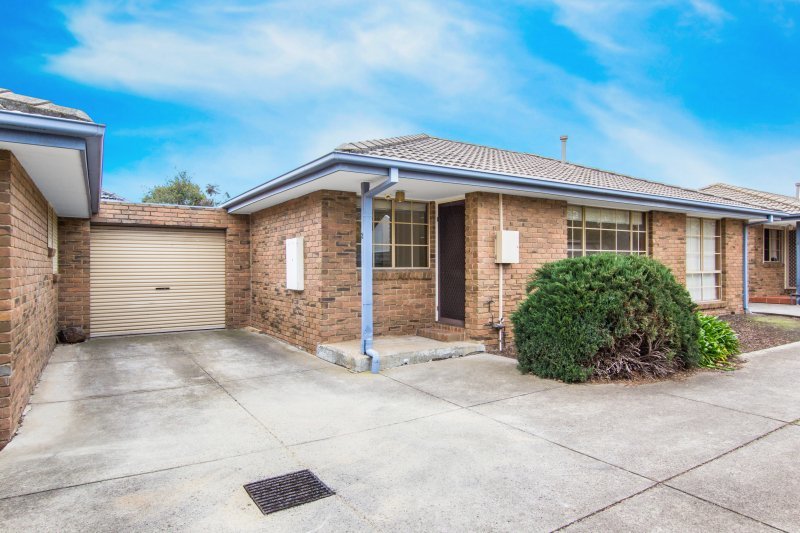 Photo - 2/162 Cornwall Road, Sunshine VIC 3020 - Image 1