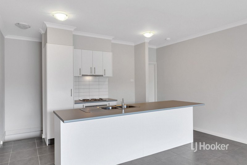 Photo - 21/64 Escapade Boulevard, Craigieburn VIC 3064 - Image 2