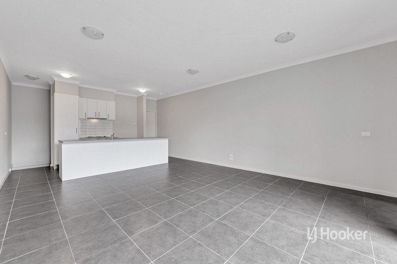 Photo - 21/64 Escapade Boulevard, Craigieburn VIC 3064 - Image 3