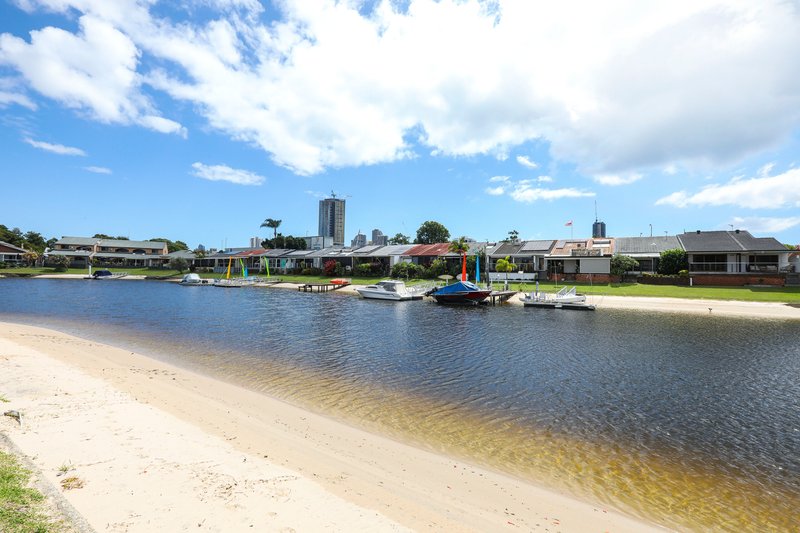 Photo - 2/17-19 Aquila Court, Mermaid Waters QLD 4218 - Image 7