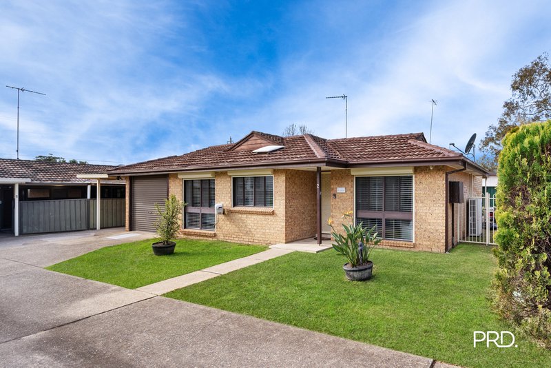 Photo - 2/17 Algie Crescent, Kingswood NSW 2747 - Image