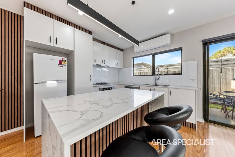 Photo - 2/17 Cameron Way, Pakenham VIC 3810 - Image 2