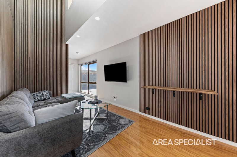 Photo - 2/17 Cameron Way, Pakenham VIC 3810 - Image 3