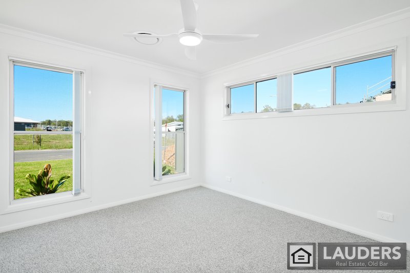 Photo - 2/17 Cubbaroo Street, Old Bar NSW 2430 - Image 5