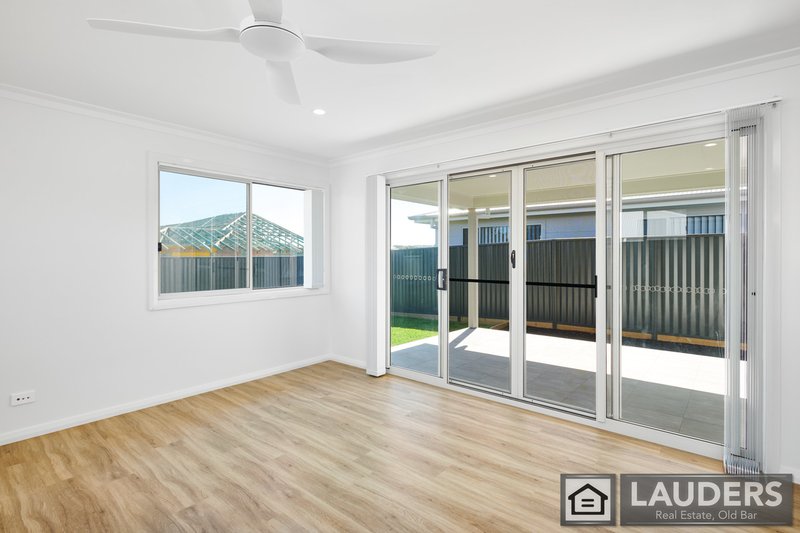 Photo - 2/17 Cubbaroo Street, Old Bar NSW 2430 - Image 9