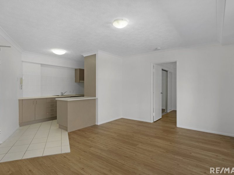 Photo - 2/17 Lather Street, Southport QLD 4215 - Image 3
