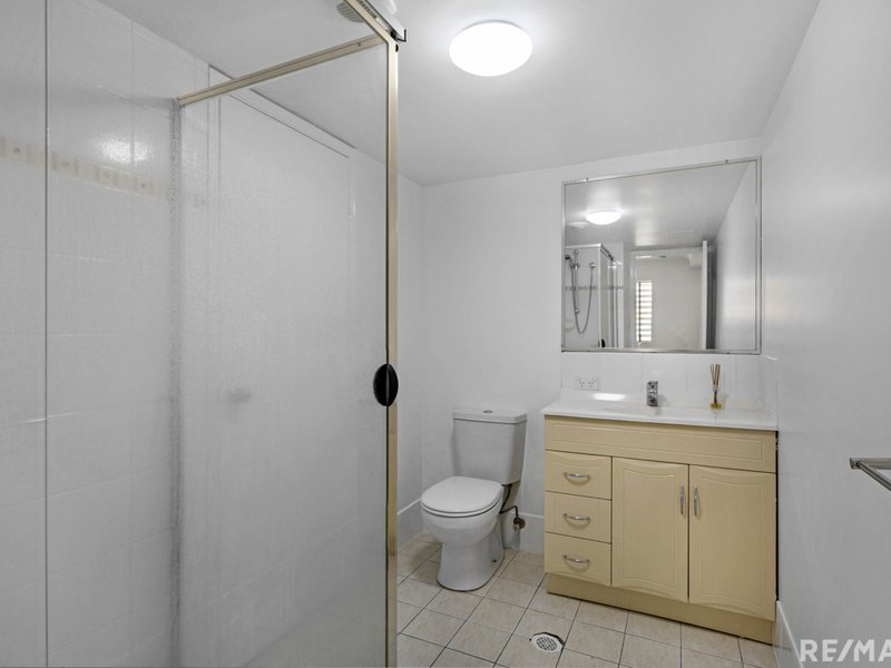 Photo - 2/17 Lather Street, Southport QLD 4215 - Image 6
