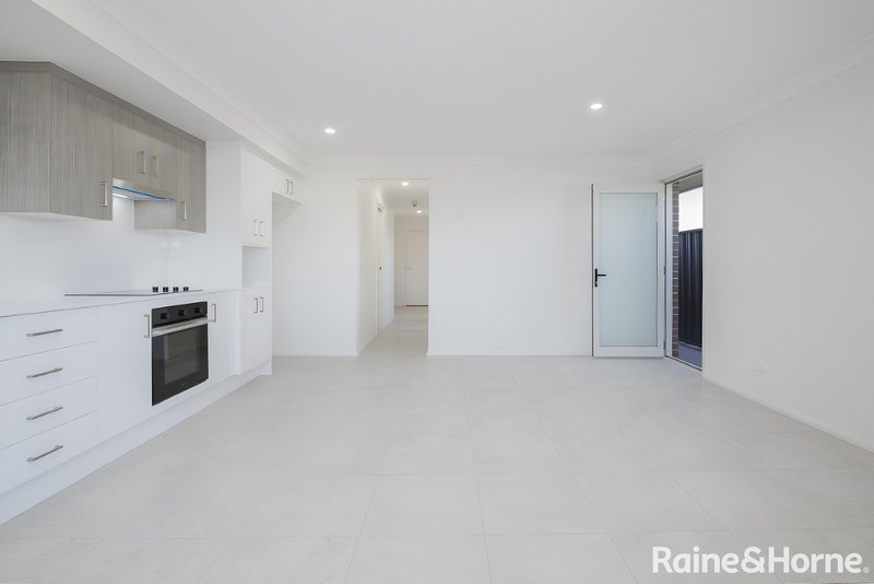Photo - 2/17 Leyland Circuit, Lochinvar NSW 2321 - Image 3