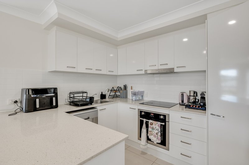 Photo - 2/17 Mcinnes Crescent, Glenvale QLD 4350 - Image 3