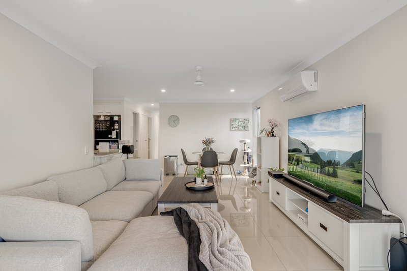 Photo - 2/17 Mcinnes Crescent, Glenvale QLD 4350 - Image 4