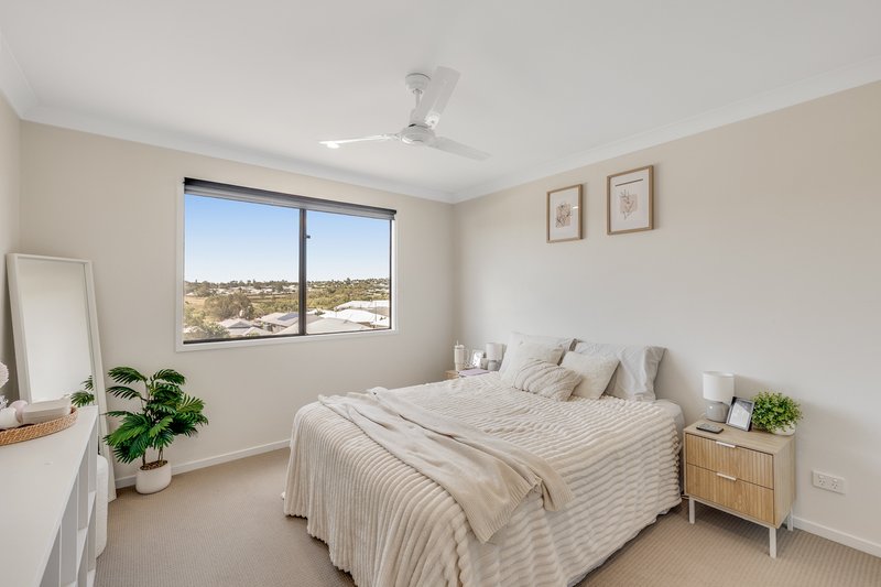 Photo - 2/17 Mcinnes Crescent, Glenvale QLD 4350 - Image 5