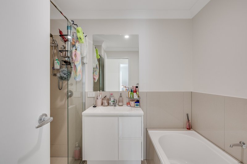 Photo - 2/17 Mcinnes Crescent, Glenvale QLD 4350 - Image 8