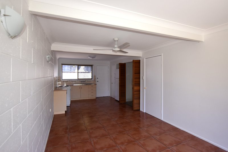 Photo - 2/17 Roberts Street, South Gladstone QLD 4680 - Image 4