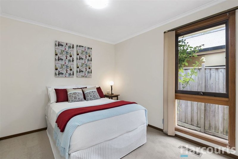 Photo - 2/17 Stanton Court, Glen Waverley VIC 3150 - Image 11