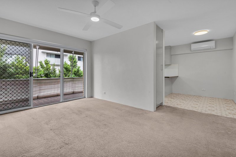 Photo - 2/17 View Street, Chermside QLD 4032 - Image 4