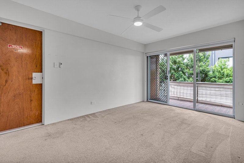 Photo - 2/17 View Street, Chermside QLD 4032 - Image 5