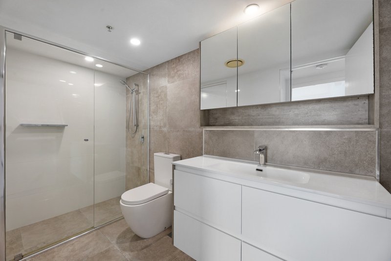 Photo - 21705/5 Lawson Street, Southport QLD 4215 - Image 11